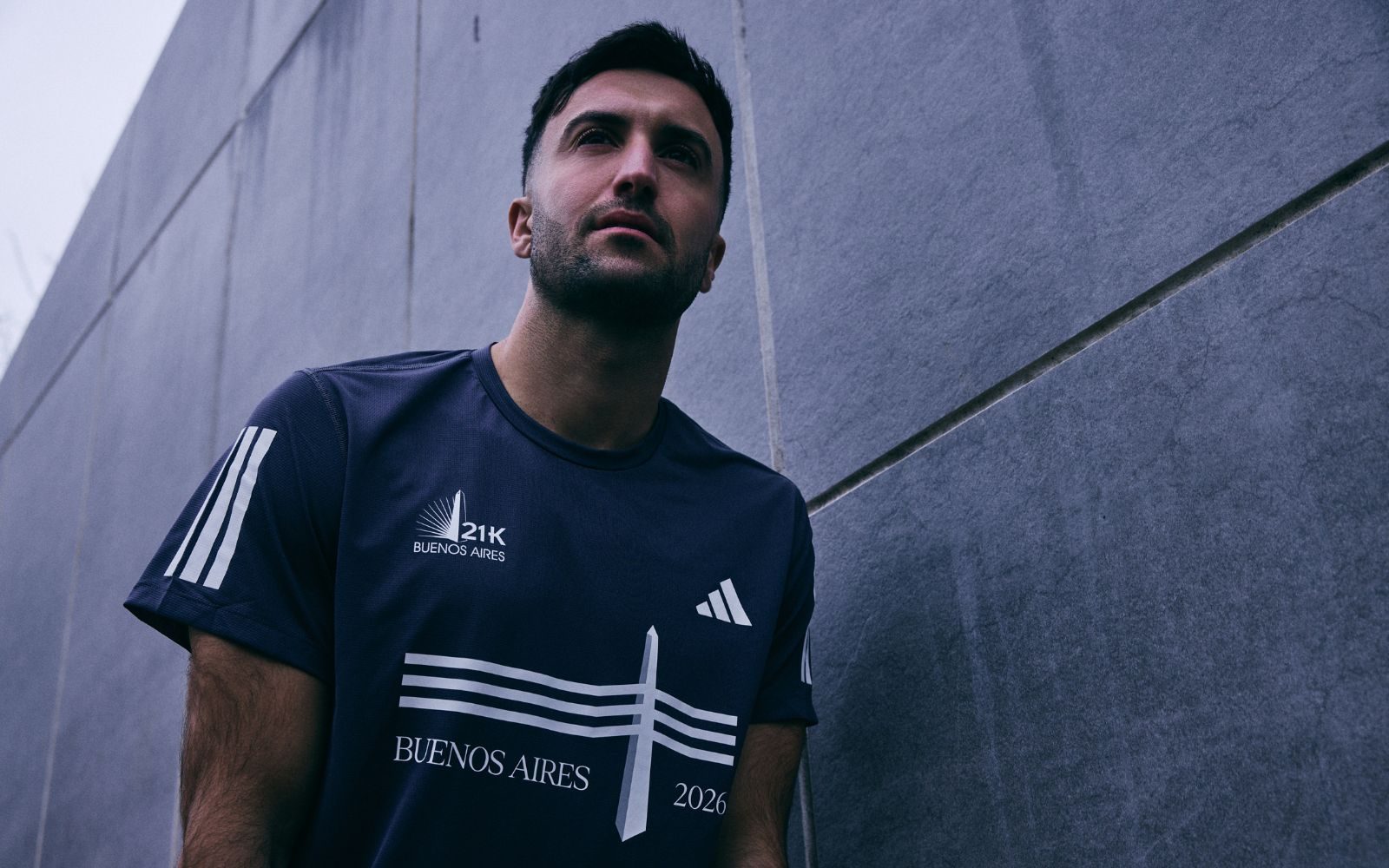 Inspirada en las calles que hacen vibrar la ciudad: adidas presenta la remera oficial de la Media Maratón de Buenos Aires